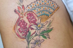 tatuaje-granada-fruta-y-abanico