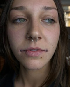 Composición de Piercings Faciales: Simetría con Dahlia Bites, Septum y Nostril - 211
