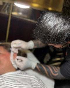Detalle de Perforación Profesional: Concentración y Técnica en Cada Piercing - 204