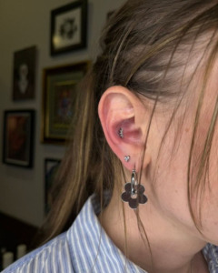 Diseño de Oreja Juvenil: Piercing Conch y Combinación de Lóbulo en Tonos Plateados - 207