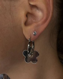 Estilo Celestial y Floral: Combinación de Piercings en el Lóbulo con Aro de Flor y Luna - 208
