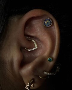 Estilo "Ear Curation" de Lujo: Combinación de Piercing Daith y Gemas Azules en el Cartílago - 212