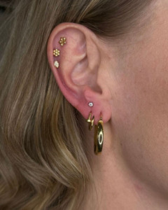 Inspiración Ear Curating: Combinación de Piercings Dorados en Hélix y Lóbulo Múltiple - 205