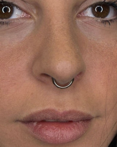 Piercing Septum Clásico: Elegancia y Simetría con Aro de Titanio Pulido - 209