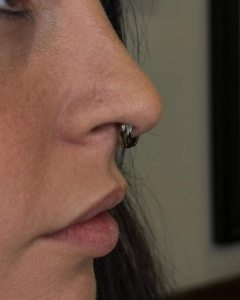Piercing Septum con Textura: Estilo Único y Efecto Doble Aro en Relieve - 210