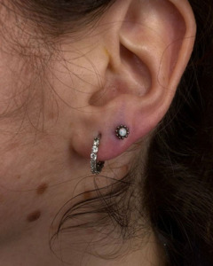 Tendencias de Piercing: Combinación en el Lóbulo con Aro de Brillantina y Ópalo - 206