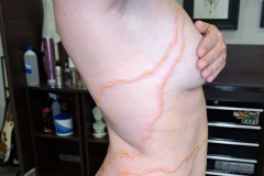 tatuaje-estilo-Kintsugi-mujer-en-el-costado