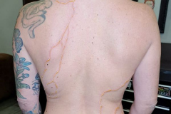 tatuaje-estilo-kintsugi-espalda-mujer