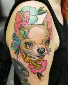 Este-tatuaje-estilo-neotradicional-retrata-a-un-chihuahua-llamado-Frida-adornado-con-flores-coloridas-y-un-pequeno-flamenco