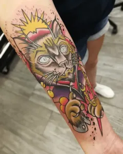 Este-tatuaje-presenta-un-diseno-de-gato-de-estilo-neotradicional-con-lineas-audaces-y-una-paleta-de-colores-vibrantes-1