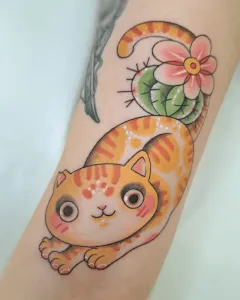 Este-tatuaje-presenta-un-gato-naranja-de-estilo-neotradicional-con-colores-vibrantes-y-lineas-solidas-1