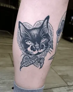 Tatuaje-de-gato-de-estilo-neotradicional-o-ilustrativo-realizado-principalmente-con-tinta-negra-y-sombreado.-1