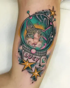 diseno-de-tatuaje-colorido-que-representa-a-un-gato-con-traje-de-astronauta-y-casco-1