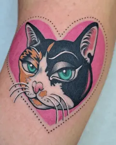 tatuaje-de-estilo-neotradicional-presenta-a-un-gato-tricolor-detallado-con-ojos-verdes-1