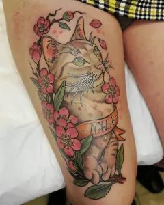 tatuaje-de-estilo-neotradicional-que-presenta-un-gato-atigrado-rodeado-de-flores-de-cerezo-2
