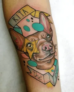 tatuaje-estilo-neotradicional-de-un-perro-llamado-Rita-caracterizado-por-lineas-audaces-y-colores-vibrantes-1
