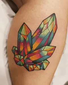 tatuaje-neotradicional-cristal-arcoiris
