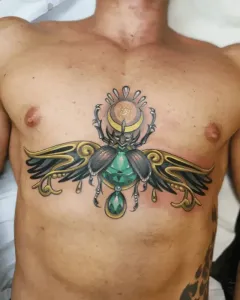 tatuaje-neotradicional-escarabajo-pelotero