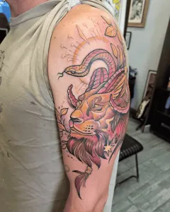 tatuaje-neotradicional-leon-con-serpiente