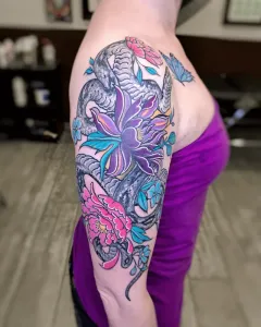 tatuaje-neotradicional-vibora-flores-y-mariposa