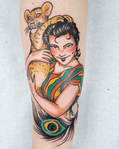tatuaje retrato estilo tradicional estadounidense muestra a una mujer abrazando a un pequeño leopardo - 188