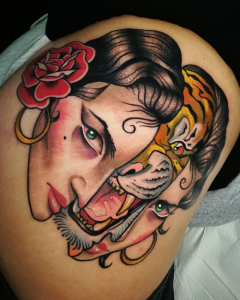 tatuaje retrato imagen muestra una cara de mujer fusionada con la cabeza de un tigre rugiendo - 194