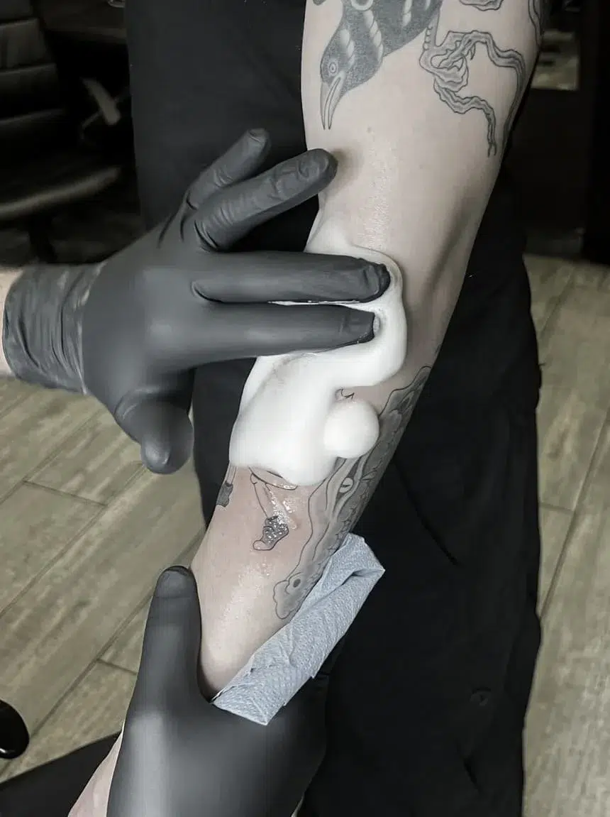 Como se debe cuidar un tatuaje recien hecho