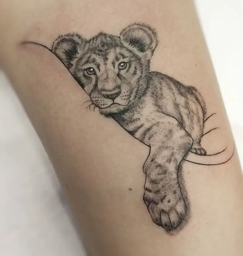 tatuaje linea fina cachorro de leon